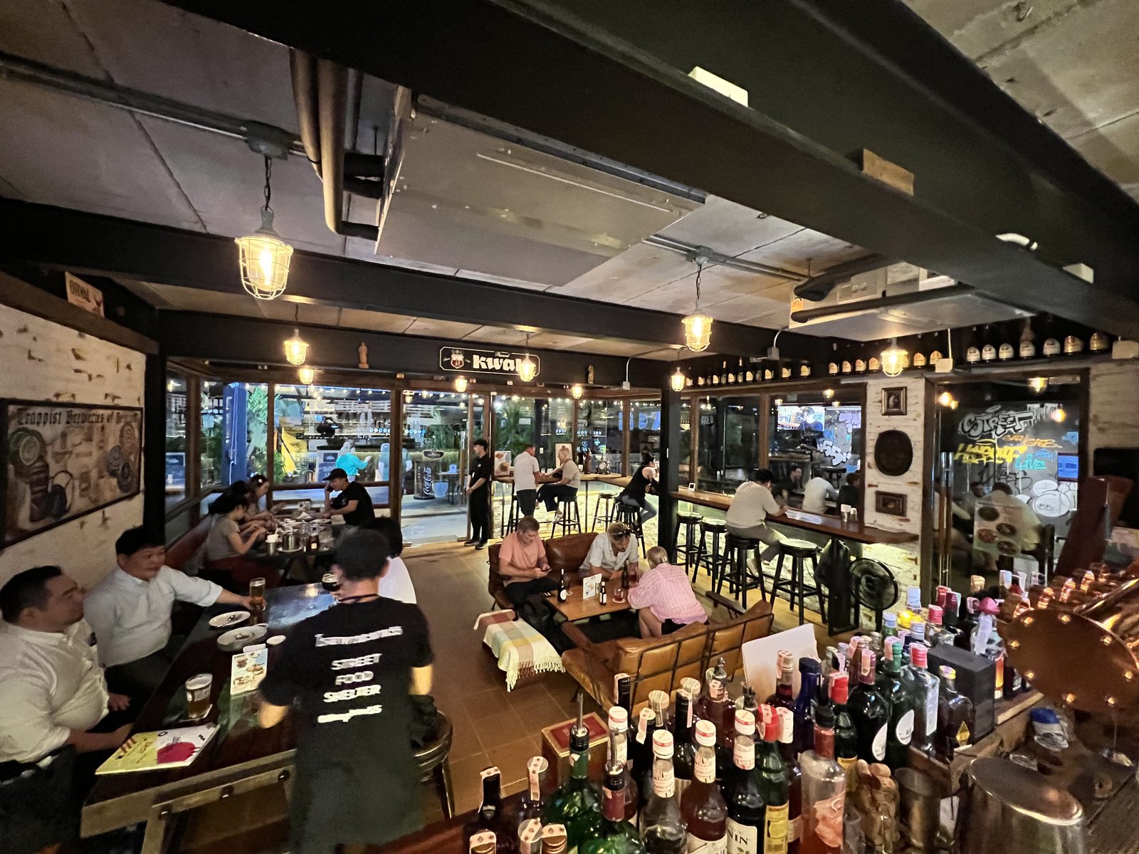ภายในร้าน BREW – Beers & Ciders ทองหล่อ