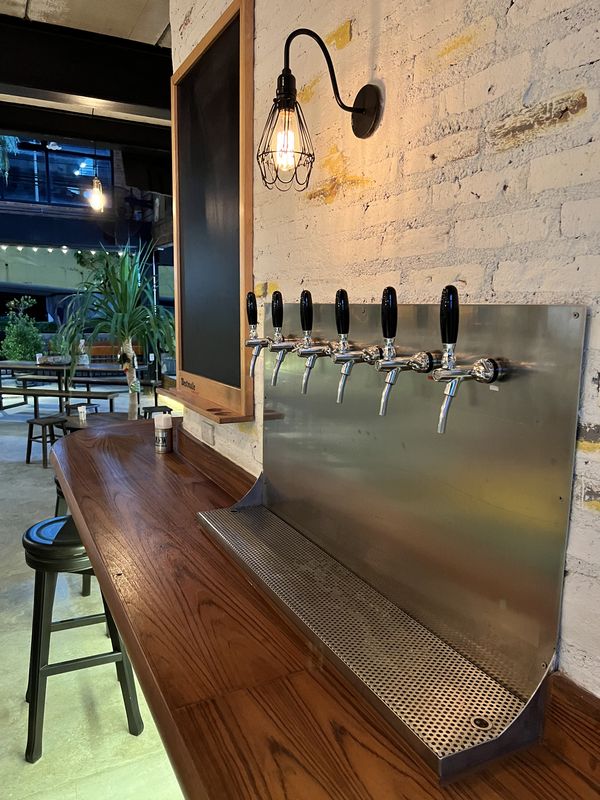 หอจ่ายเบียร์สดในร้าน BREW